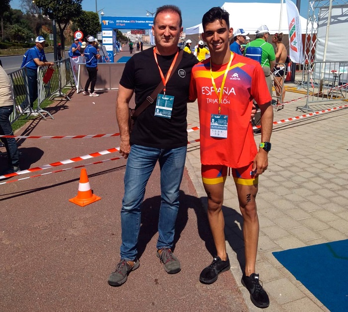 Manolo Martínez, director deportivo del Club Natación Melilla, junto a su hijo, el triatleta Álvaro