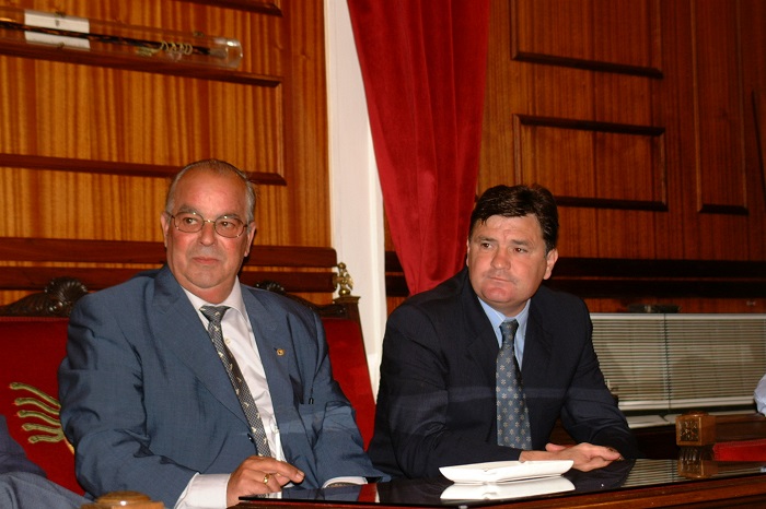 Salvador Romero, expresidente de la Federación Melillense de Fútbol, con José Antonio Camacho, que fuera seleccionador nacional