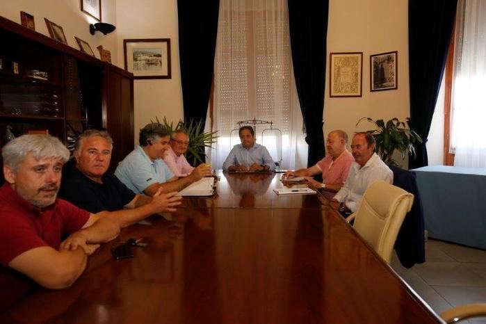 El presidente de la COA, José Fuentes, con algunos responsables en Medio Ambiente
