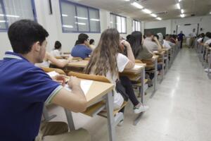 Esta imagen de Selectividad en Melilla seguramente no se repetirá porque las autoridades impondrán condiciones para que haya una separación mucho mayor entre alumnos