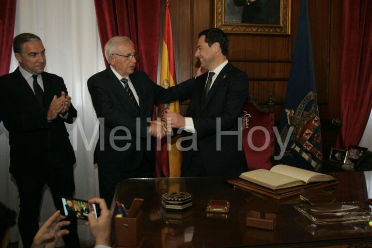Imbroda, junto al presidente andaluz, Juan Manuel Moreno, en su visita en 2019