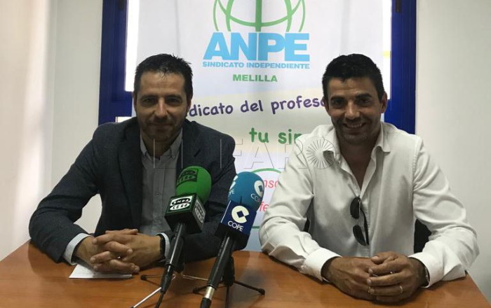 El presidente de ANPE Melilla, Sergio Rincón (derecha)