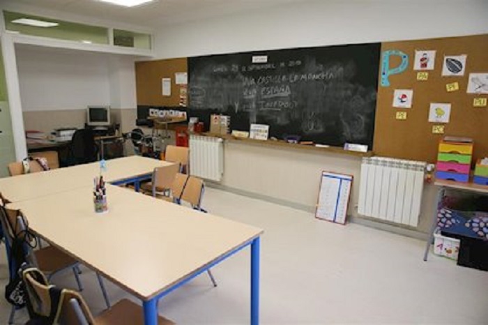 Una de las clases vacía de un centro educativo de Melilla