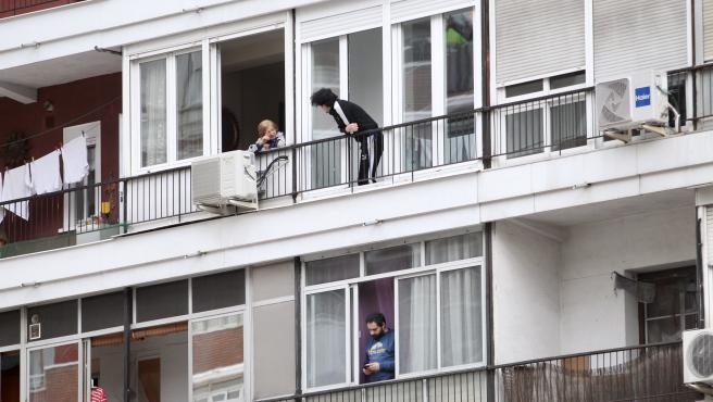 Varias personas en sus balcones a las 20’00 horas durante el confinamiento