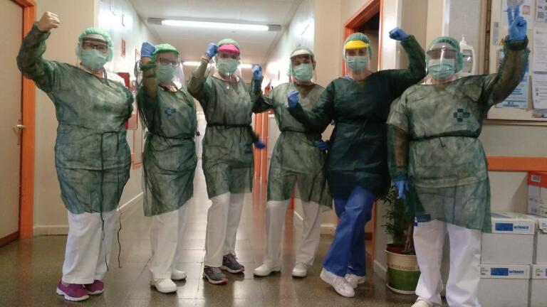Un grupo de sanitarios del Hospital Comarcal de Melilla mostraba ayer su satisfacción