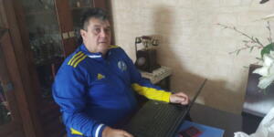José Muñoz trabajando con el ordenador desde su domicilio