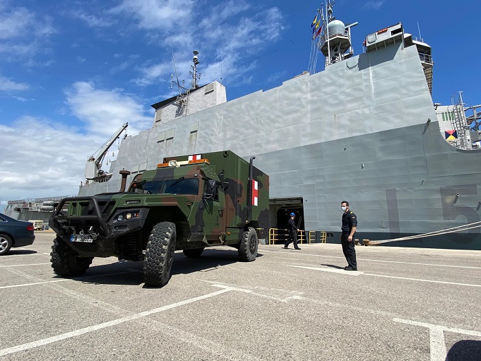 Momento de la carga de vehículos en el buque Galicia