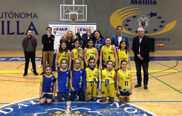 El equipo de La Salle-El Carmen 3º de Pequebasket Femenino recogiendo su trofeo en el pasado Torneo de Navidad