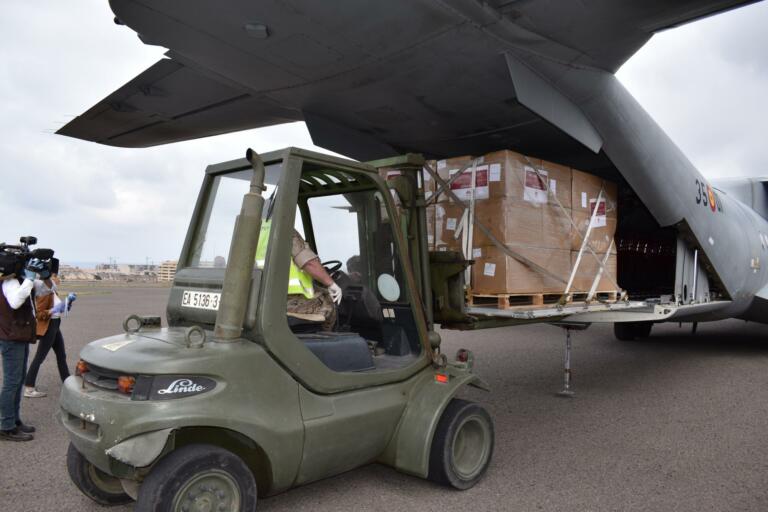 Momento de la descarga del material sanitario llegado en una Casa C-295 del Ejército