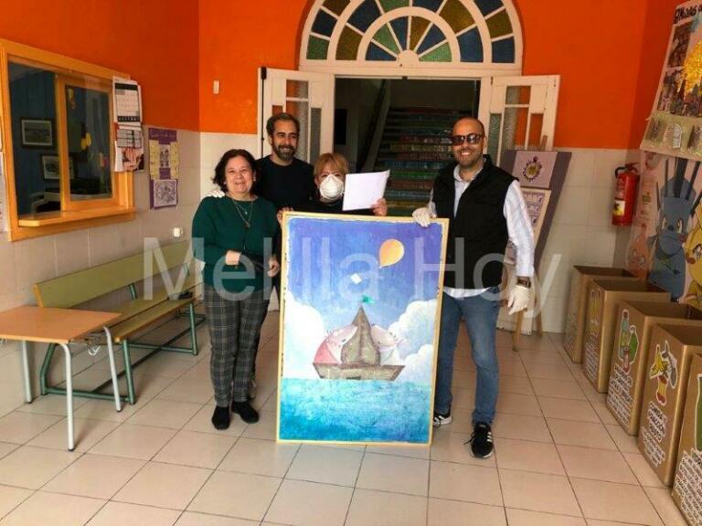 Salah Mohamed, coordinador de Mensajeros de la Paz en Melilla, regala un cuadro a los profesores