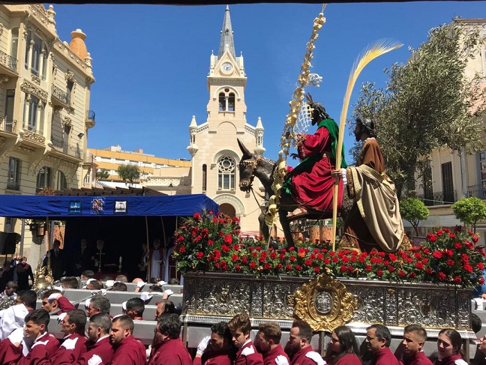Imagen de La Pollinica recorriendo la Avenida Juan Carlos I en la Semana Santa de 2019