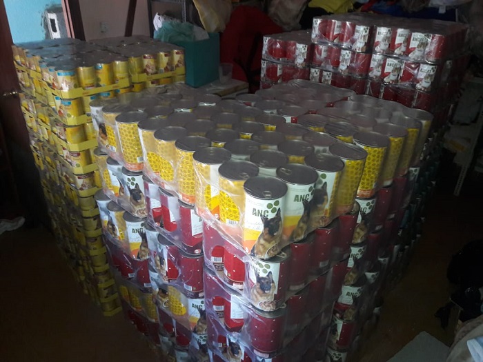 La Consejería de Salud Pública entregó ayer un cargamento a la Protectora de Animales de Melilla con 30 sacos de pienso y 104 cajas de latas