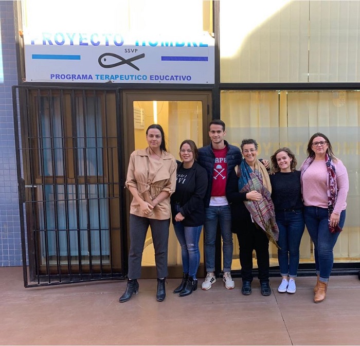 Una de las visitas de la directora de Proyecto Hombre Málaga a la sede de Melilla