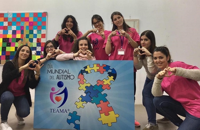 El grupo de terapeutas de Teama haciendo un corazón por el Día del Autismo