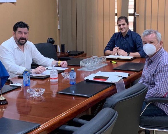 Imagen de la reunión que tuvo lugar entre Alfonso Gómez, Rachid Bussian y Diego Martínez