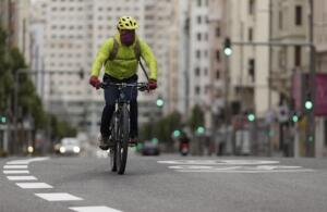 Un ciclista se entrena por las calles