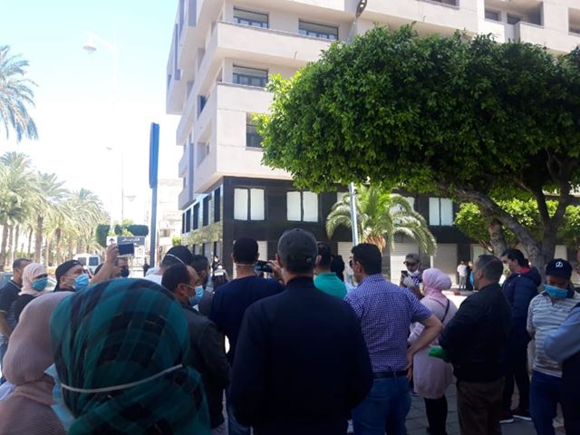 Una imagen de melillenses en Marruecos protestando ante el Consulado de España en Nador