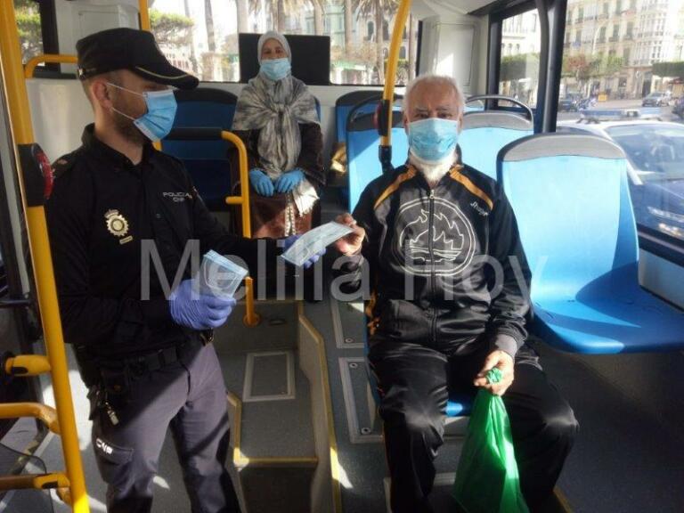 Reparto de mascarillas ayer en el transporte público de Melilla