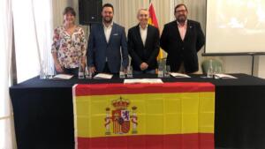 José Miguel Tasende, en el centro de la imagen, con los miembros de su Gestora en Vox Melilla Rafael Ginel y Yurena Beltrán, y el diputado en la Asamblea Juan Carlos Escoz