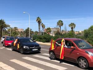 Multitud de vehículos y motocicletas secundaron ayer la manifestación de Vox portando la bandera de España
