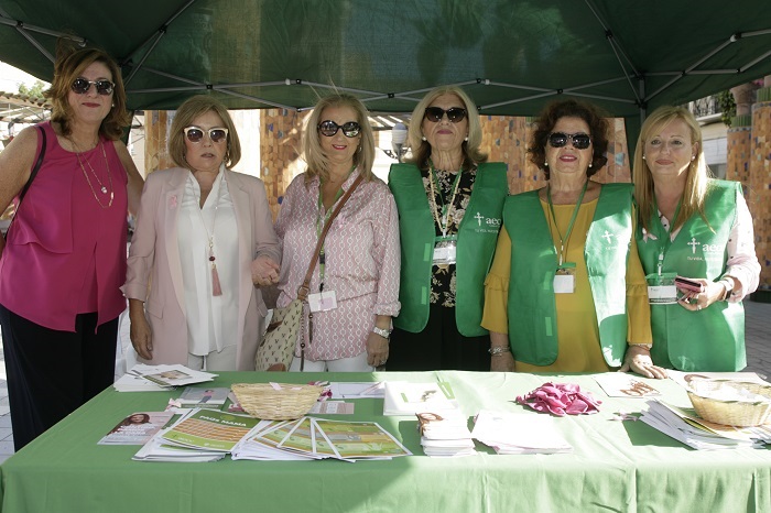 La presidenta, Ana Rodríguez, junto a otras voluntarias de la AECC de Melilla