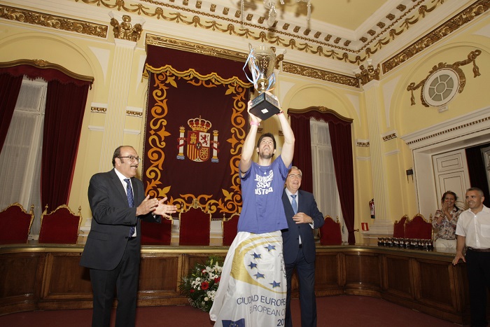 Eloy Almazán, por entonces capitán del decano, levantaba la copa del ascenso a la Liga ACB