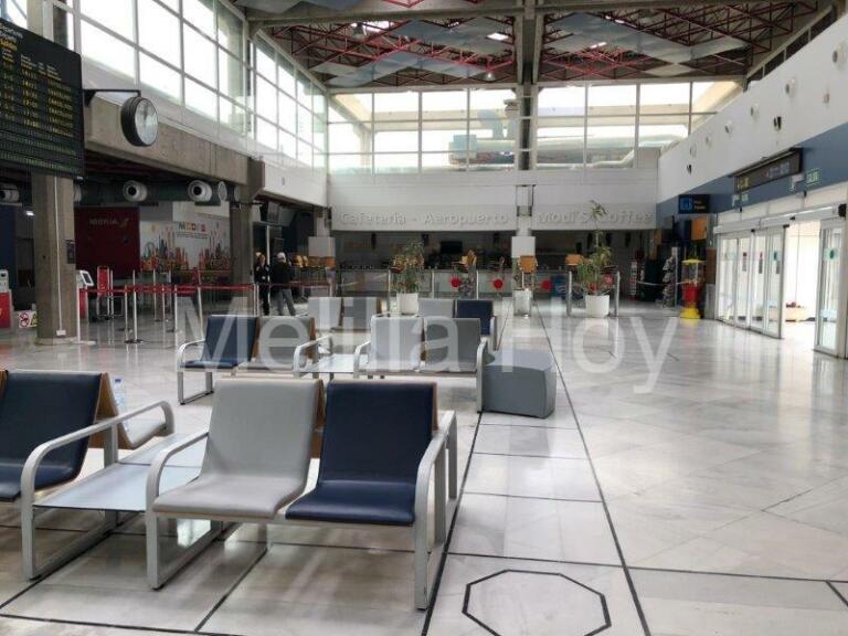 La terminal de pasajeros del aeropuerto de Melilla, vacía desde el 17 de marzo