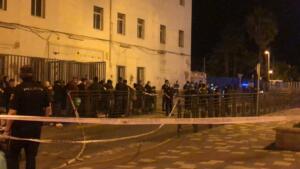 Momento en el que anoche la Policía Nacional tomaba los datos a los concentrados en la frontera para hacer una lista