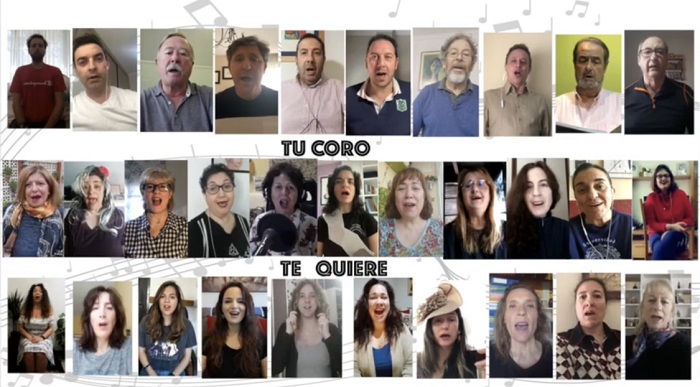 El Coro ‘Ciudad de Melilla’ interpretando el feliz cumpleaños a su directora, Mª Carmen Gálvez