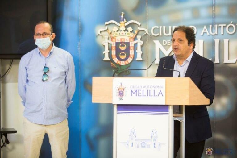 El consejero de Medio Ambiente y Sostenibilidad, Hassan Mohatar, junto al presidente de la Asociación de Hostelería de Melilla, Chakib Mohamed