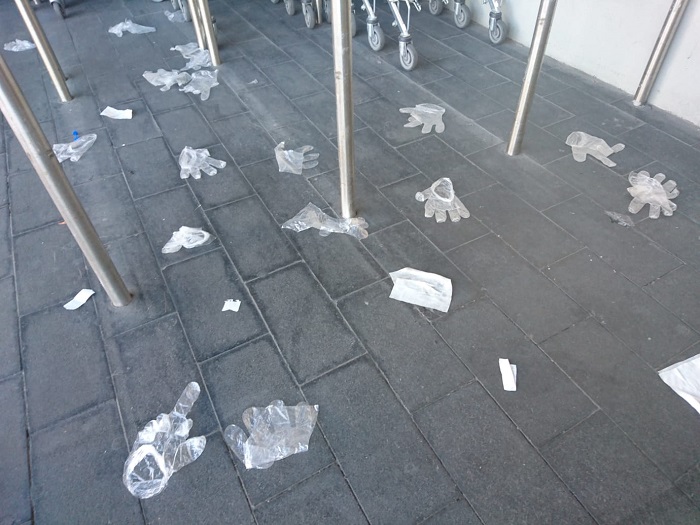 Guantes de plástico tirados por el suelo en Melilla