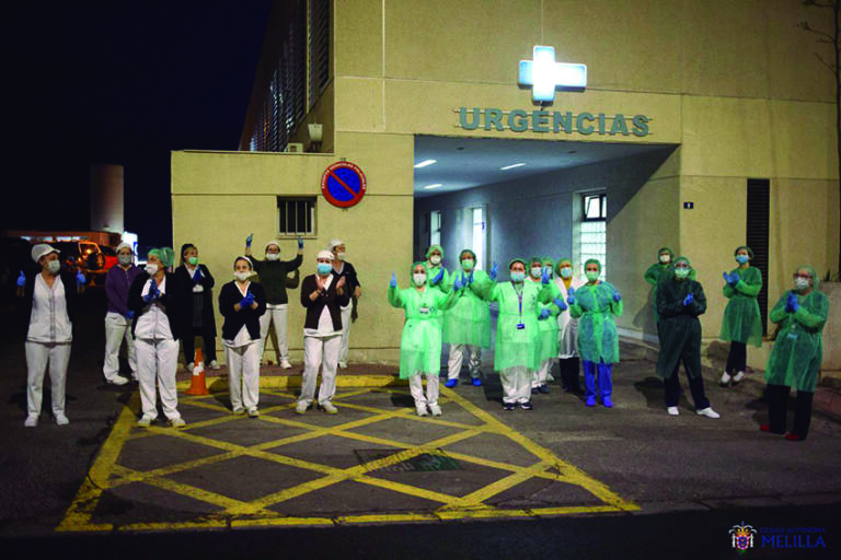 Profesionales sanitarios de Melilla, en la puerta de Urgencias del Hospital Comarcal