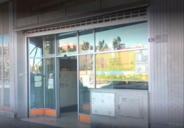 Imagen de la fachada principal de las oficinas del SEPE en Melilla