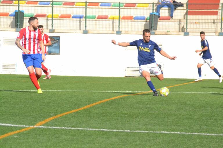 Manolo, jugador del Melilla C.D., en un lance del juego en el choque disputado ante el Atlético Porcuna en La Espiguera