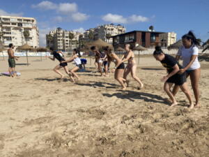 Las futbolistas de Andrés Castillo cambiaron ayer por la mañana el parquet del ‘Javier Imbroda’ por la arena de la Playa de San Lorenzo