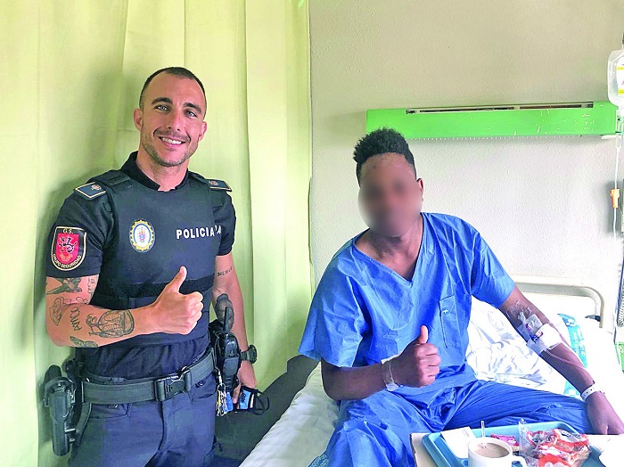 Álvaro García, que es policía local de profesión, visitó el pasado domingo al joven Ayoub para interesarse por su estado de salud