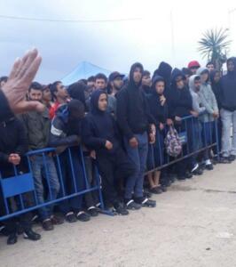 Parte de los marroquíes atrapados en Melilla, cuando estaban acogidos en el campamento del V Pino