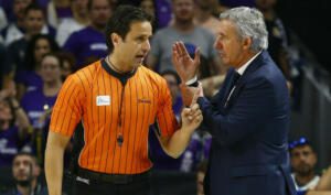 Carlos Peruga conversando con el entrenador del F.C. Barcelona, Svetislav Pesic