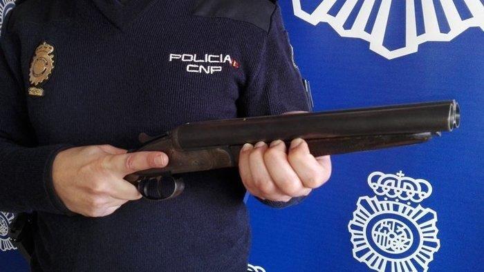 El joven usó una escopeta de cañones recortados similar a la que sujeta el policía nacional de la imagen de archivo