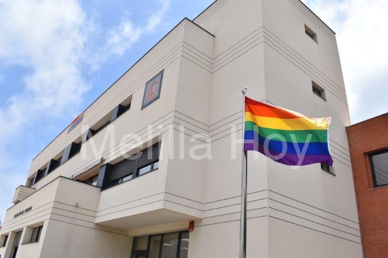La bandera arcoíris ondea en la Delegación del Gobierno