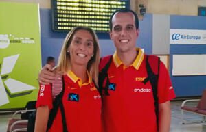 Paco del Pino posando con Ana Mónica Rodríguez, ayudante de Javi Nieto en el LEB Plata