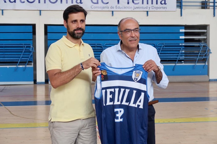 Alejandro Alcoba renovó ayer, oficialmente, como entrenador del Club Melilla Baloncesto