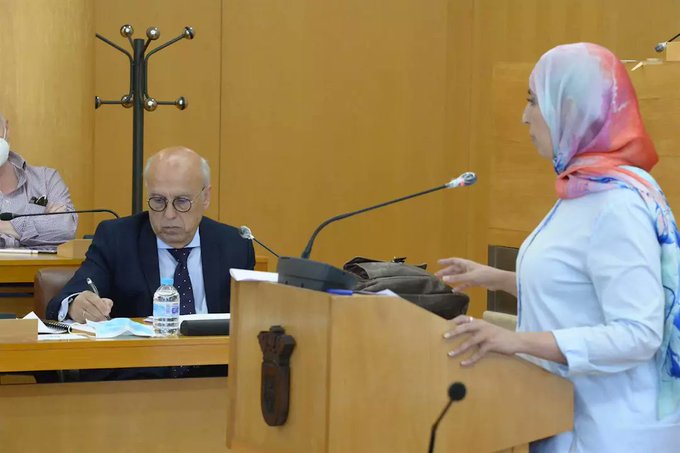 Javier Guerrero (PP) al fondo de la imagen oye las críticas de Fatima Hamed (MDyC) en el Pleno en el que se abordó ayer la prohibición del cordero en Ceuta