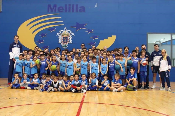 Imagen de la visita que realizaba la pasada temporada una comitiva del Melilla Baloncesto a la Escuela de Iniciación