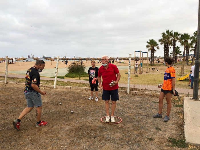 Petankadictos dio comienzo a la competición a las ocho de la tarde del pasado sábado, en la Playa de Los Cárabos, y concluyó a la una de la madrugada