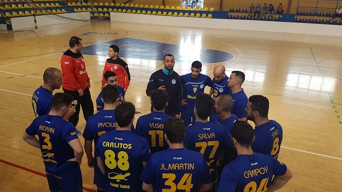 Faisal Salmi, entrenador del Melilla Sport Capital Balonmano, da instrucciones a sus jugadores en un encuentro de Liga