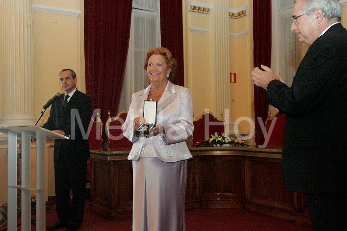 La profesora Pilar Muñoz recibió en el año 2007 la Medalla de Oro de Melilla