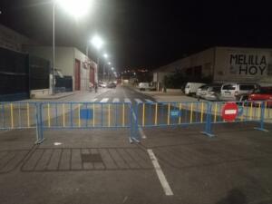 Los conductores que iban acudiendo anoche al Polígono SEPES se estaban encontrando con la sorpresa de unas vallas que les dificultaban el paso. Con ello, la Ciudad Autónoma “evitar aglomeraciones de personas” para prevenir contagios del Covid-19.