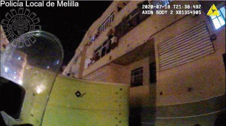 Imagen captada por la cámara de la pistola eléctrica de la Policía Local, donde se observa la colchoneta hinchable desplegada por los Bomberos
