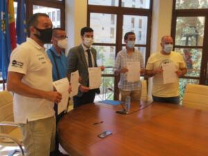 El consejero de Economía y Políticas Sociales, Mohamed Mohamed Mohand, junto a los responsables de las cuatro ganaderías autorizadas que hay en Melilla